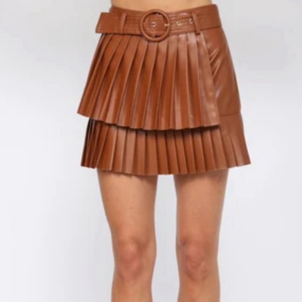 NWT TAN VESTIQUE PLEATED SKIRT